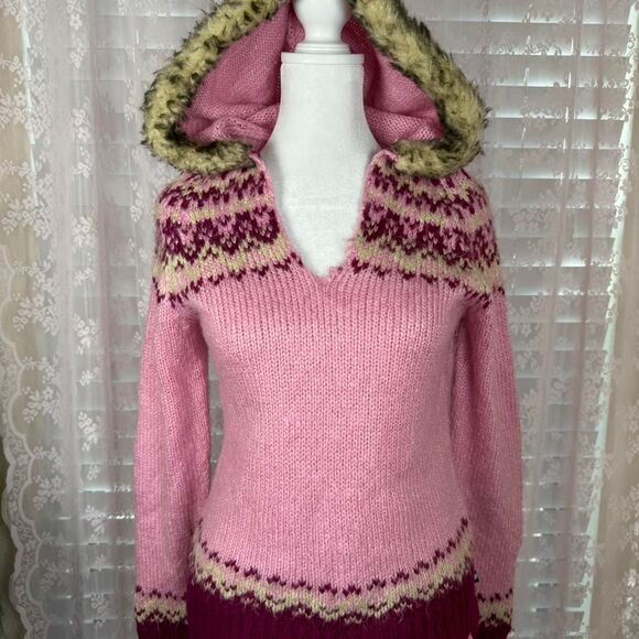 Mudd Sweaters - Mudd Y2K 2000s pink knit patterned sweater with fur hood🎀